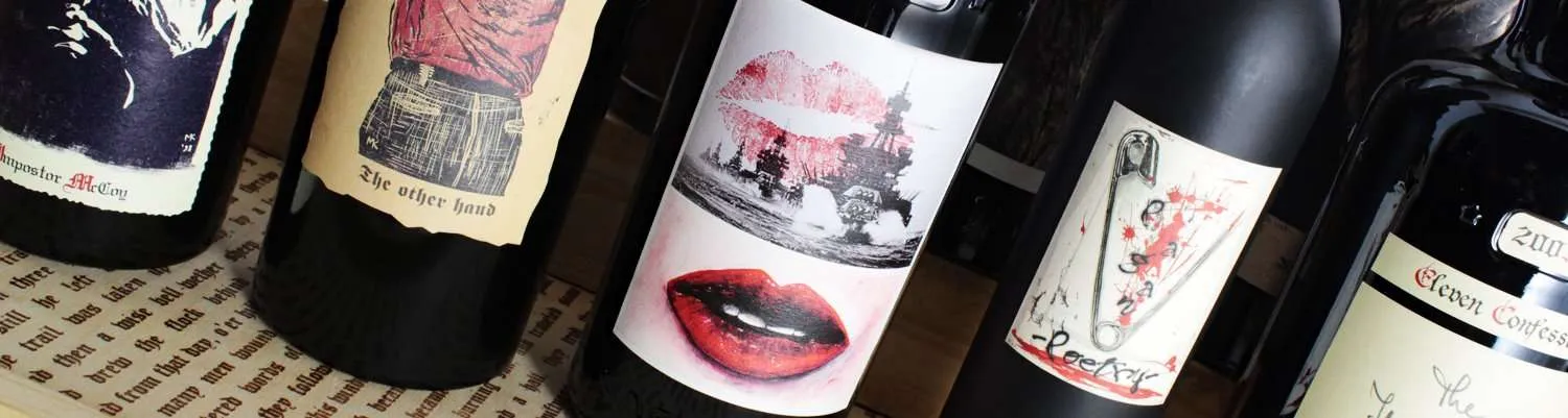 Fünf seltene Weinraritäten des Kultweinguts Sine Qua Non mit kunstvollen Etiketten in einer Holzkiste.